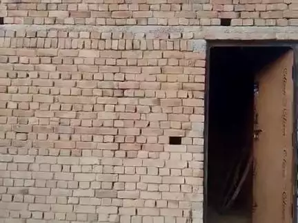विरोध हुआ
दिवाल को लेकर

दो पक्षौ
मार  पीट पीट भी हो सकती है
