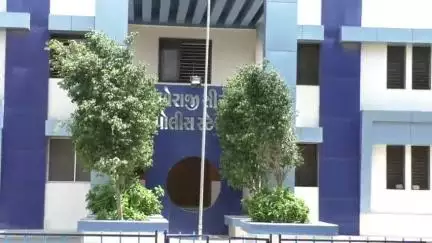 ધોરાજી: વાડી વિસ્તારમાં રેડ કરી સિટી પોલીસે ઇંગલિશ દારૂનો જથ્થો ઝડપી પાડ્યો