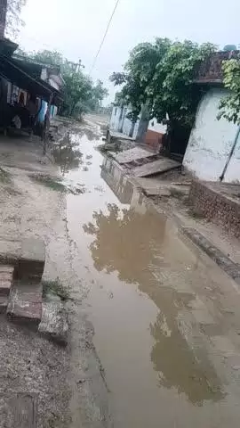 ye usraina mauja ka hai gram bahram ka purwa me gaon ke andar Pani bhara huaa hi nikash ka koi rasta nahi hai Pani ka