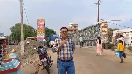 प्रसिद्ध मंदिर बाबा ढोढ नाथ जनता बाजार हलकी वर्षा से सड़क पर जल जमाव सड़क की स्थिति जंजर रिपोर्ट दिखाते फैय्याज अहमद