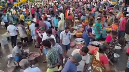 கடலூர்: மீன்பிடி தடைக்காலம் முடிவடைந்தும் மீன்கள் விலை குறையவில்லையே, முதுநகர் மீன் பிடி 
துறைமுகத்தில் பொதுமக்கள்
 ஆதங்கம் #localissue