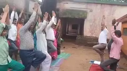 बालूमाथ प्रखंड अंतर्गत उत्क्रमित मध्य विद्यालय आरा में योग दिवस पर बच्चों एवं अभिभावकों को योगा कराया गया।@#@