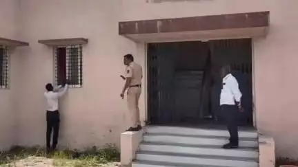 मोहोळ: एका गावात प्राथमिक आरोग्य केंद्रात तरुणीची तपासणी करताना विनयभंग, मोहोळ पोलीस ठाण्यात डॉक्टरविरुद्ध गुन्हा दाखल