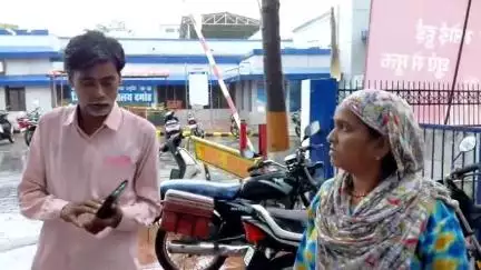 दमोह: जिला अस्पताल में मरीज और परिजन के दो मोबाइल चोरी, सीसीटीवी से चोरों की तलाश जारी