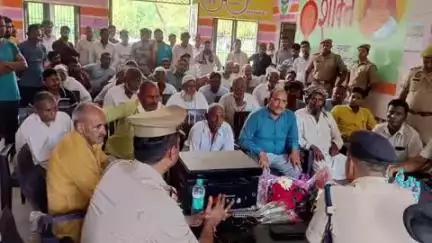 बुलंदशहर: चौकी ठण्डी प्लाऊ परिसर में SSP के निर्देशन में 'आप्रेशन ग्राम चौपाल' के तहत ग्राम नीमखेडा में ग्राम चौपाल का आयोजन