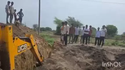 अंबाह: बारिश का पानी निकालने के लिए बगियापुरा रोड पर नाले से तालाब को जोड़ने का हुआ कार्य, अम्बाह SDM ने किया निरीक्षण
