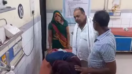 एटा: गांव भदुआ गुलाबपुर के समीप मैक्स पिकअप ने बाइक को पीछे से मारी टक्कर, बाइक सवार 28 वर्षीय युवक गंभीर घायल