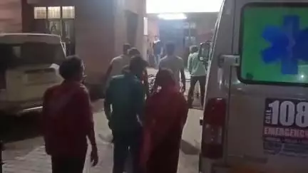 एटा: गांव ढर्रा में 18 वर्षीय किशोरी ने घरेलू विवाद के चलते जहरीली दवा खाई, हालत बिगड़ी, MC में भर्ती