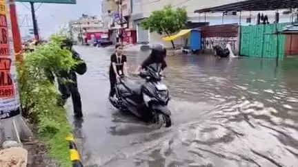 रूड़की: रामपुर चुंगी पर 2 घंटे की बरसात में कई फिट तक हुआ जलभराव, बंद गाड़ियों को घसीटते हुए नजर आए लोग #jansamasya