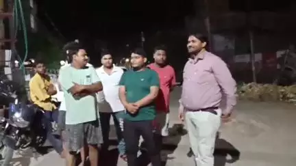 एटा: विद्युत विभाग की लापरवाही से पीपल अड्डा, शिवसिंहपुर, कृष्णा नगर सहित कई कॉलोनी के निवासी परेशान, पहुंचे बिजली घर