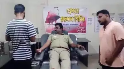 কান্দি: কান্দিতে ডিউটির ফাঁকে প্রসূতি রোগীকে রক্ত দিলেন কান্দি থানার আইসি মৃণাল সিনহা