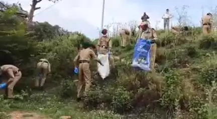 पोखरी: पोखरी नगर पंचायत में जिलाधिकारी के निर्देश पर एनसीसी कैडेट्स के साथ कर्मचारियों ने की सफाई
