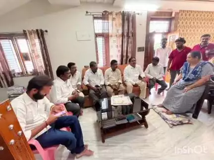 పైడిపల్లిలో ఉమ్మడి వరంగల్ జిల్లా రైతు సమన్వయ సమితి మాజీ అధ్యక్షురాలును పరామర్శించిన మాజీ మంత్రి