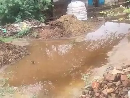 नेतुआपुरा में भारी बारिश के कारण लोगों के घर में भर रहा पानी लोग परेशान हो रहे