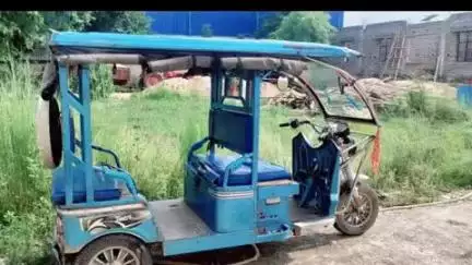 हरनौत: कल्याण बीघा थाना पुलिस ने कल्याण बीघा गांव से ई-रिक्शा और बैटरी चार्जर के साथ एक चोर को गिरफ्तार किया