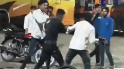 सतना के सेमरिया चौराहा बस स्टैंड पर विवाद, मारपीट का वीडियो हुआ वायरल, चाकू भी लहराया गया