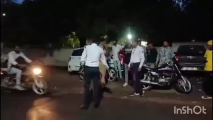 ધ્રાંગધ્રા: સીટી પોલીસે મોચીવાડ નજીક ટ્રાફિક ડ્રાઇવ યોજી ને 5 વાહનો ડીટેઇન કરીને 10, હાજર રૂપિયા જેટલો વાહન ચાલકોને દંડ ફટકાર્યો હતો