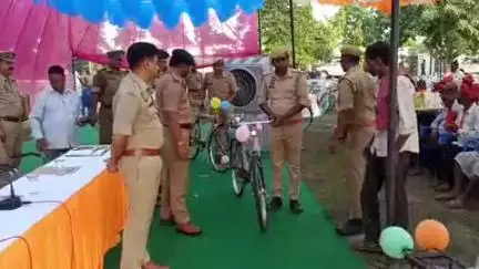 बलरामपुर एसपी विकास कुमार ने 155 ग्राम प्रहरी को साइकिल का वितरण कर बढ़ाया मनोबल योग दिवस पर वितरण किया। इस मौके पर एएसप