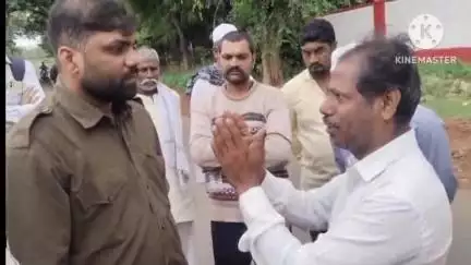 ಸವದತ್ತಿ: ಮುನವಳ್ಳಿ ಹಾಗೂ ನವೀಲತೀರ್ಥ ಡ್ಯಾಂ ಮಾರ್ಗಮಧ್ಯದಲ್ಲಿಯೇ ಶಾಲಾ ವಿದ್ಯಾರ್ಥಿಗಳನ್ನ ಕೆಳಗಿಸಿ ಹೋಗಿದ್ದ,ಬಸ್ ಕಂಡಕ್ಟರ್ ವಿರುದ್ದ ಪೋಷಕರ ಆಕ್ರೋಶ