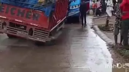 ब्यौहारी: शहडोल से रीवा जाने वाले मार्ग बुढ़वा में लगा लंबा जाम, सड़क पर ट्रक खराब होने से यातायात बाधित