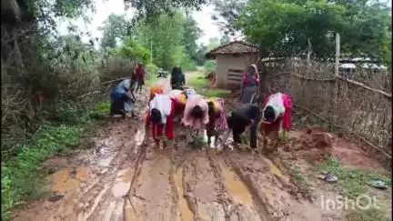 लखनपुर: गोलियाघुटरा का मुख्य सड़क कीचड़युक्त और खस्ताहाल होने से परेशान ग्रामीण महिलाओं ने रोपा लगा किया प्रदर्शन #jansamasya