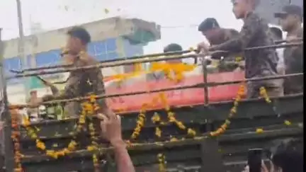 झालरापाटन: सेना के जवान पवन प्रजापति की असम में ड्यूटी के दौरान शहीद होने पर असनावर में पार्थिव देह के साथ निकली तिरंगा यात्रा