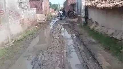 हसनपुर: हसनपुर गांव गंगा चोली के मुख्य रास्ते पर जल भराव ग्रामीण परेशान, किया प्रदर्शन #jansamasya