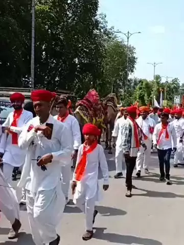 अलवर: मोती डूंगरी स्थित होटल स्वरूप क्लास से हरमल जी राईका सेवा समिति की ओर से राईका गौरव दिवस पर शहर में निकाली गई रैली