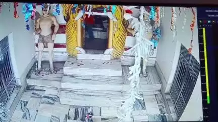 पंचकूला: सूरजपुर बस स्टॉप स्थित शिव मंदिर में दान पेटी तोड़ते हुए एक युवक सीसीटीवी में कैद