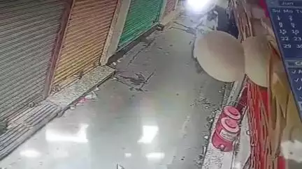 मुज़फ्फरनगर: नगर कोतवाली क्षेत्र में स्कूटी सवार मां-बेटी ने प्यास बुझाने के लिए चुराया ₹20 का पानी, CCTV में कैद हुई घटना