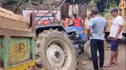 দুবরাজপুর: দুবরাজপুরের শ্মশানে কালী মন্দির যাওয়ার রাস্তায় থাকা ড্রেনে উল্টে গেল অবৈধ বালি বোঝাই ট্রাক্টর, আহত পুলিশ কর্মী