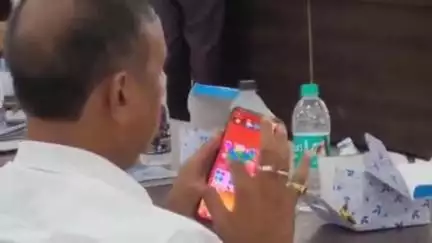 सिकंदरा: सिकंदरा तहसील में समाधान दिवस पर गेम खेलते नजर आए DIOS, फरियादी को किया नजरअंदाज, वीडियो सोशल मीडिया पर हुआ वायरल