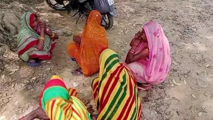 लखीमपुर: सहजनी गांव के बाहर संदिग्ध परिस्थितियों में लटकता मिला युवक का शव, मौके पर पहुंची पुलिस
