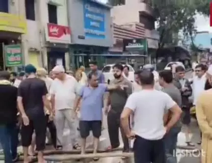 नकुड: सरसावा के अम्बाला रोड पर निर्माणाधीन नाले से दुकाने गिरने के कगार पर, दुकानदारों ने हाइवे पर लगाया जाम