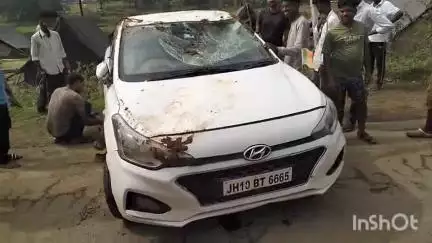 कुनकुरी: Kunkuri: एनएच 43 पर कार अनियंत्रित होकर सड़क से उतरी, टेंट के अंदर बैठे मजदूर बाल-बाल बचे, हनुमान टेकड़ी के पास की घटना