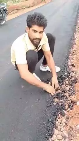 ||भारी भ्रष्टाचार:करोङो का डामरीकरण 03 दिन मे उखङा,वारिश मे भिषक रहा डामर,देखिए वायरल वीडियो||

छतरपुर।राजनगर क्षेत्र के अवधपुर नयागांव से नंदलालपुरा मार्ग तक 1.90 किमी.मार्ग हाथो से उखङ रहा,वायरल वीडियो..।