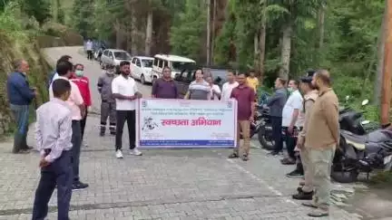 पौड़ी: जिला न्यायालय परिसर में जिला जज की मौजूदगी में चलाया गया वृहद स्वच्छता अभियान