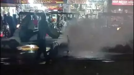 हुज़ूर: PNT चौराहे पर चलती बाइक में लगी आग, लोगों ने पानी डालकर आग को बुझाया