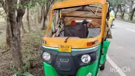 भभुआ: परासिया पेट्रोल पंप के पास अनियंत्रित सीएनजी टेंपो पेड़ से टकराया, 4 लोग घायल, पिता-पुत्र को इलाज के बाद रेफर किया गया