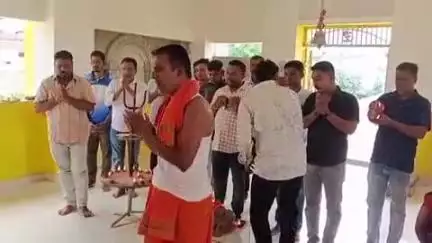 ନର୍ଲା: ସ୍ଥାନୀୟ ଶିବ ମନ୍ଦିର ଠାରେ ନର୍ଲା ବିଜେଡି ପକ୍ଷରୁ ପୂର୍ବତନ ମୁଖ୍ୟମନ୍ତ୍ରୀ ନବୀନ ପଟ୍ଟନାୟକ ଙ୍କ ଆସୁ ଆରୋଗ୍ୟ କାମନା ପାଇଁ ସମୂହ ପୂଜା