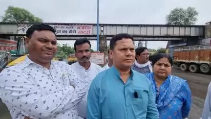 माजन मोड़ रेल ब्रिज के नीचे जलभराव देखकर ननि अध्यक्ष देवेश पांडे ने मौके पर जेसीबी बुलाकर जलभराव से लोगो को राहत दिलाई ।