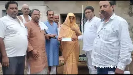 सारवां: जरमुंडी विधायक देवेंद्र कुंवर की पहल, रेल दुर्घटना में पांडेडीह निवासी मृतक के आश्रित को मिला ₹50 हजार का लाभ