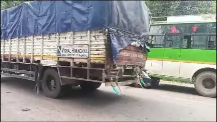 देहरा: राष्ट्रीय राजमार्ग पर बस और ट्रक के बीच पिचक गई कार