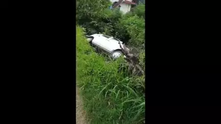 बंगाणा: बाबा बालक नाथ से लॉटरी श्रद्धालुओं से भरी कार दुमखर में अनियंत्रित होकर नाले में पलटी