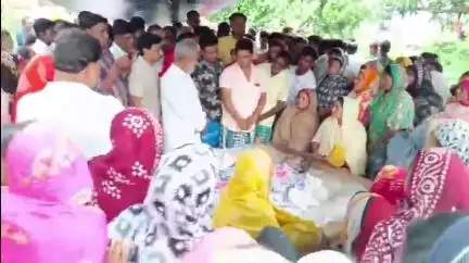হরিহরপাড়া: ভিন রাজ্যে পরিযায়ী শ্রমিকের মৃত্যুর খবরে লালনগরে মৃতের পরিবারের পাশে দাঁড়ালেন বিধায়ক নিয়ামত শেখ