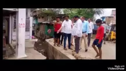 बेगमगंज: पालिका अध्यक्ष संदीप लोधी ने निर्माणाधीन पुलिया का दौरा किया, ठेकेदार को दिए निर्देश