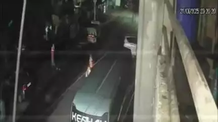 लाडपुरा: तीनबत्ती चोराहे निकट टीपर का गेट खुलने से मोटरसाइकिल टकराने पर गिरा सामान, बाइक ने रौंदा