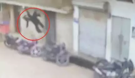 यूपी के जालौन में ₹10 लाख दहेज़ के लिए पति ने पत्नी को छत से नीचे फेंका, महिला गंभीर रूप से हुई घायल