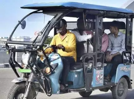 ई-रिक्शा चलाने वाला यूपी का लड़का बनेगा डॉक्टर; नीट में हासिल किए इतने अंक