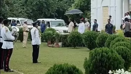 ব্যারাকপুর ২: ব্যারাকপুর ফ্ল্যাগ স্টাফ হাউসে সস্ত্রীক রাজ্যপাল